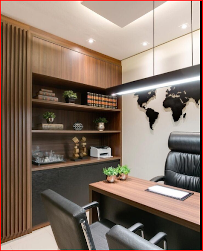 Escritório executivo planejado com estante em madeira natural, prateleiras decorativas, mesa em tom escuro e painel ripado