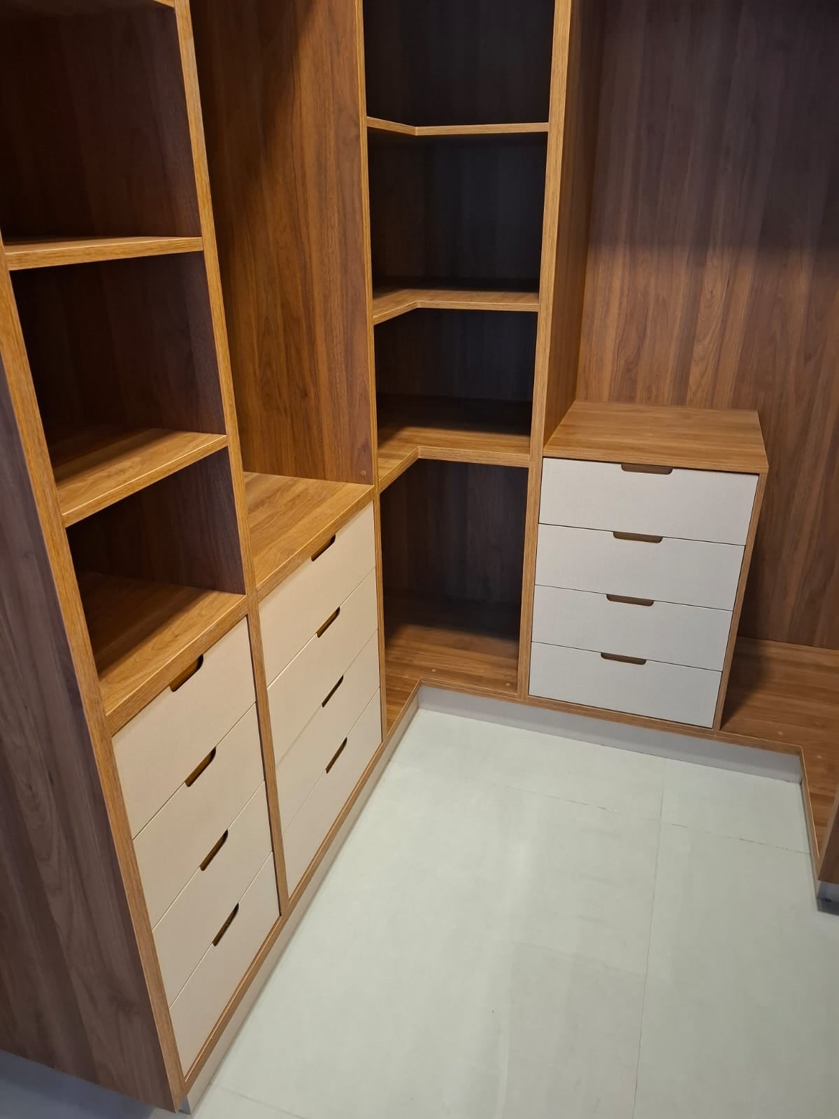 Closet planejado com gaveteiro, prateleiras e aproveitamento de canto